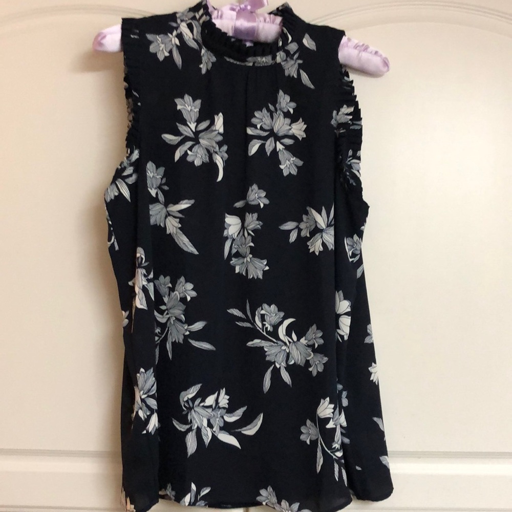 Ann Taylor sleeveless blouse
Size: S
Color: midnight/White